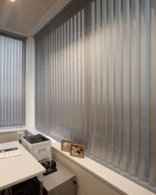 Store-Lamelles-verticals-bureau-aluminium.jpg